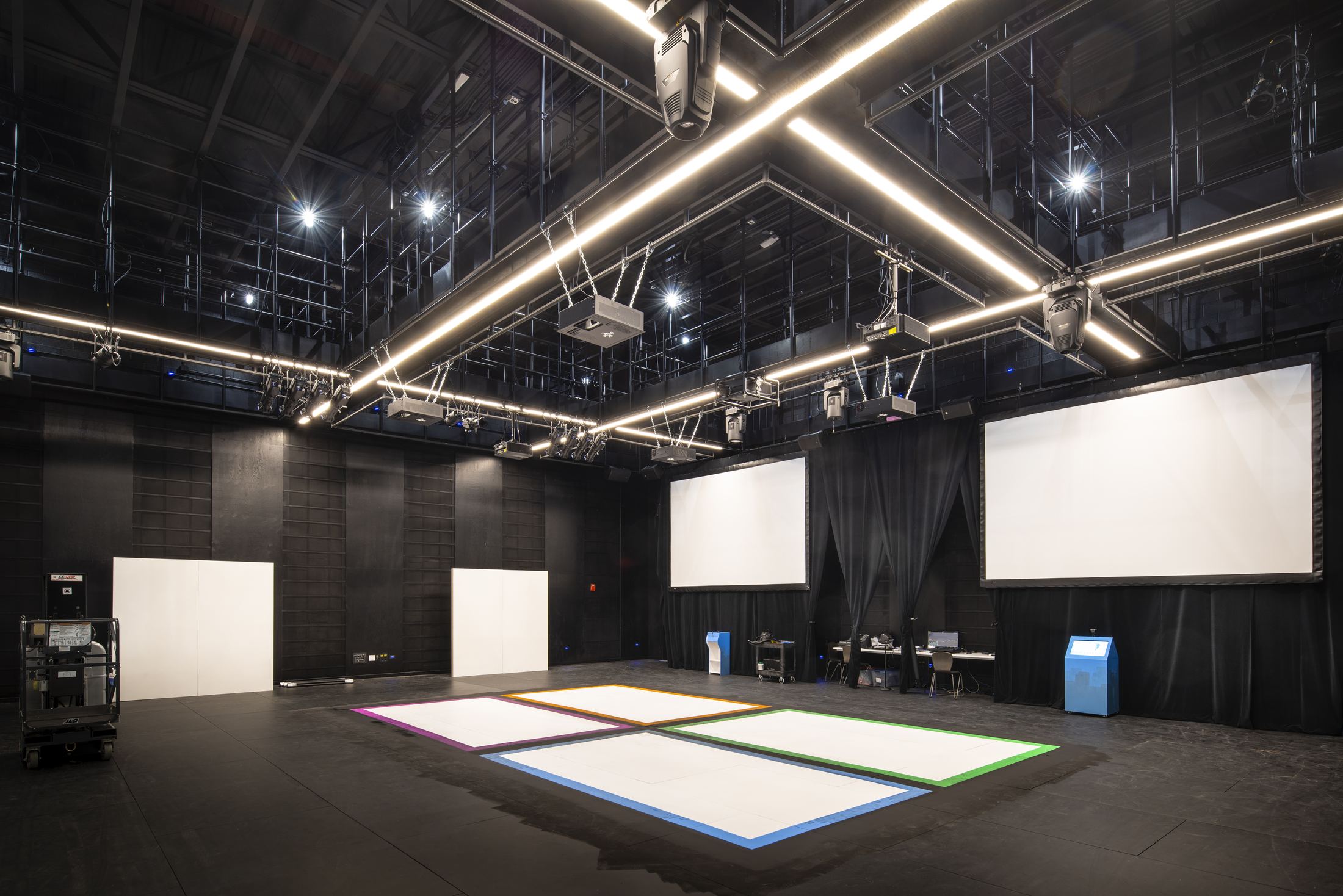 Flexible black-box performance room